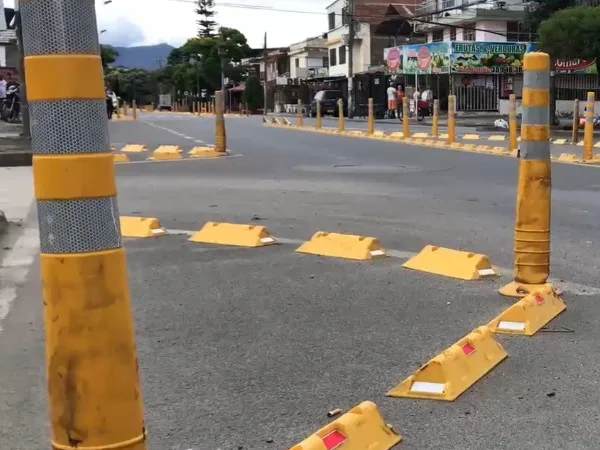 Bolardos amarillos. taches y bolardos en Cali
