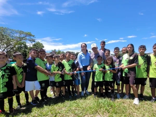 Proyecto social en La Platanera, Cartago : niños vuelven a jugar en una cancha renovada y con uniformes nuevos
