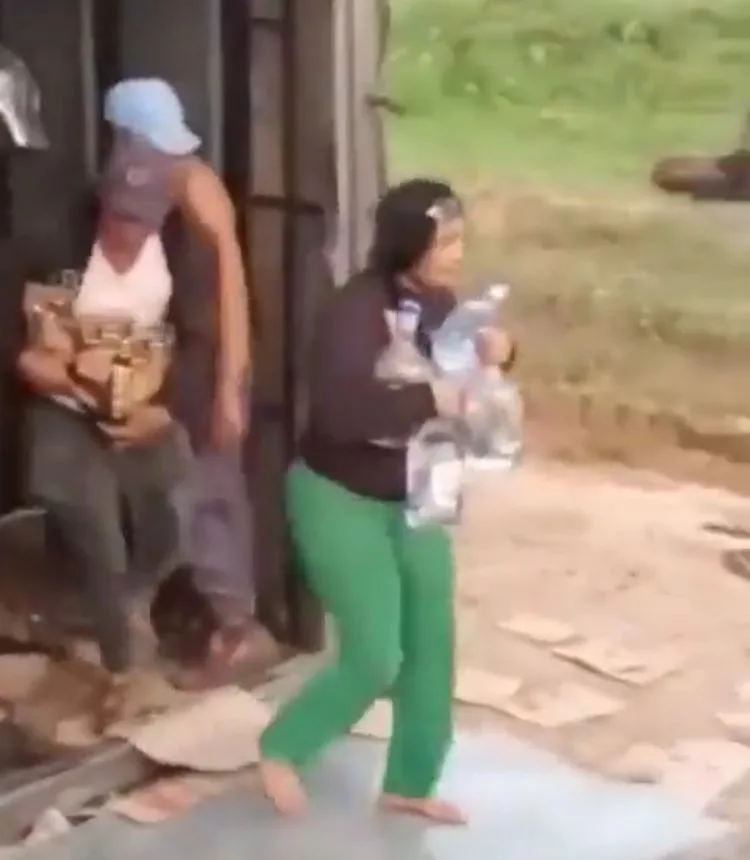 '¿'Guaro' pa' todo el mundo?': Se volcó un camión con cajas de aguardiente y la gente se llevó sus botellas en Chibolo, Magdalena