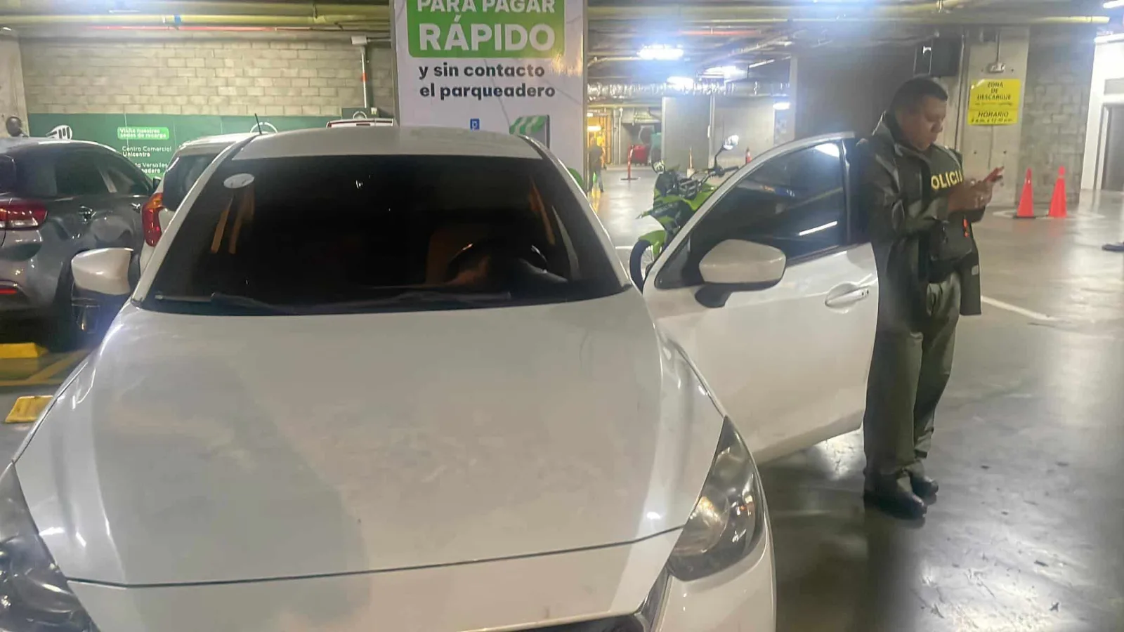 Le robaron "16 millones en 10 minutos", al asistente de un congresista en Cali, en un centro comercial