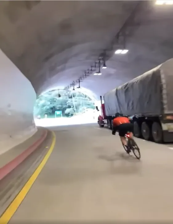un ciclista en