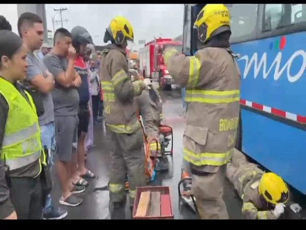 Accidente entre peatón y bus del MIO que pudo ser tragedia; transeúnte terminó debajo del vehículo pero se salvó