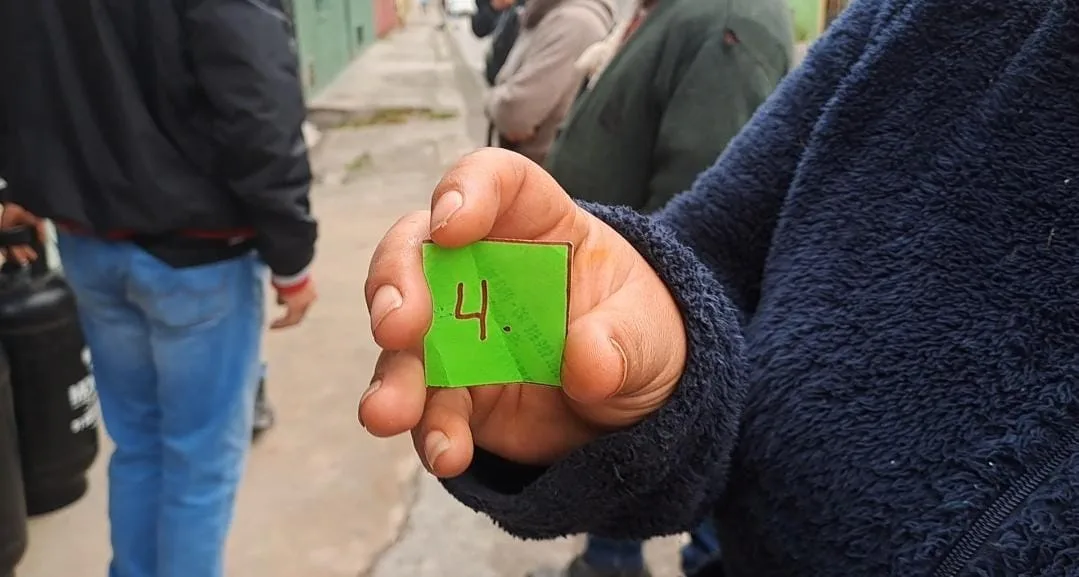 Pasto: El 'viacrucis' para adquirir un cilindro de gas "con ficha, madrugando y en fila"