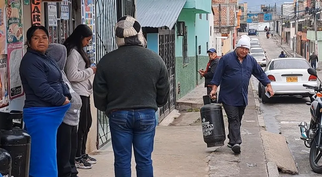 Pasto: El 'viacrucis' para adquirir un cilindro de gas "con ficha, madrugando y en fila"