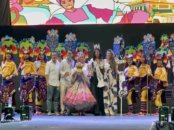 Delegados del Carnaval de Negros y Blancos, hicieron presencia en varios de sus escenarios e hizo entrega de un reconocimiento que enaltece la versión 50 de este importante evento nacional.