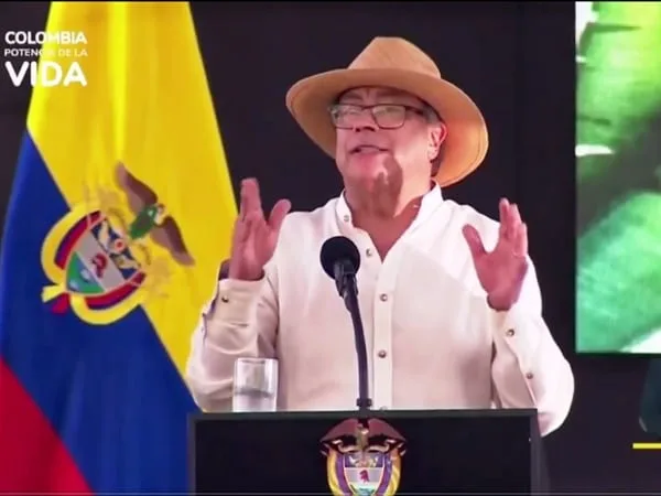 “Ayer decían, fuera Petro, pues claro que voy a salir del Palacio de Nariño y es que no me gusta ni cinco. Pero ojo llega la fuerza progresista a profundizar la democratización”, dijo.