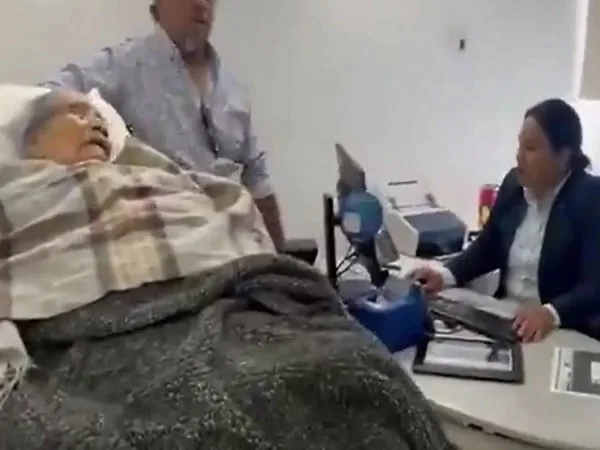 Mujer en camilla haciendo diligencia bancaria.