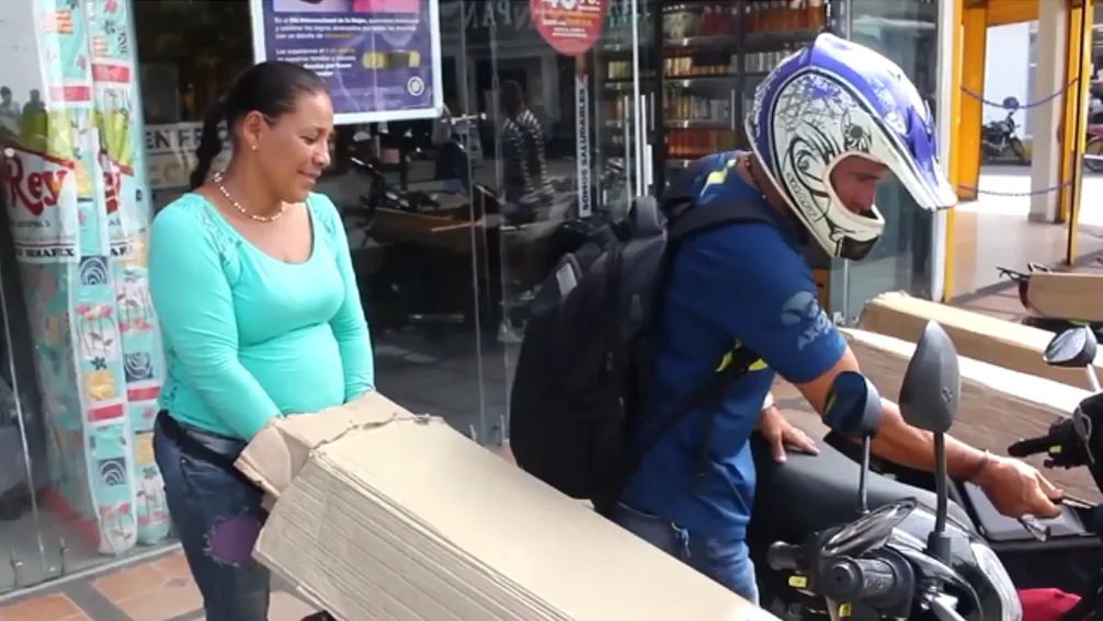 "A uno le colaboran porque noble y humilde": Claudia, cuidadora de motos a la que le robaron el celular en Cartago