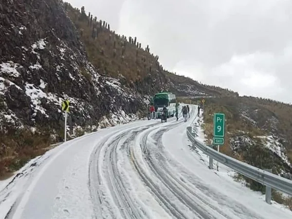 La vía Manizales - Murillo se vistió de blanco ante intensa granizada en medio del fenómeno del niño