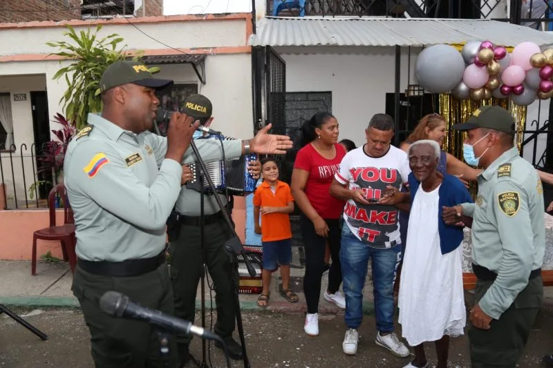 ¡Los cumplió feliz! a Doña 'Chili' le celebraron sus 100 años en el barrio Alfonso López