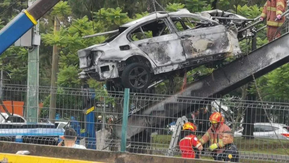 En medio de un puente peatonal y "carbonizado" terminó conductor de un automóvil en Guatemala