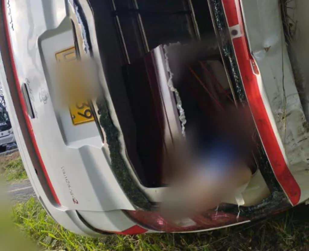 Casi se sale el difunto, carro funerario se volcó en Palmira
