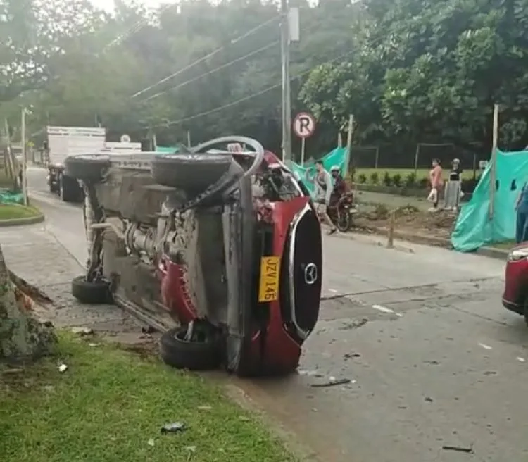Dos accidentes terminaron con vehículos volcados este martes en Cali ¿De quién fue la culpa?