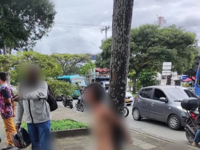En Cali no dejaron volar a presunto ladrón, le quitaron la ropa y lo amarraron a un árbol