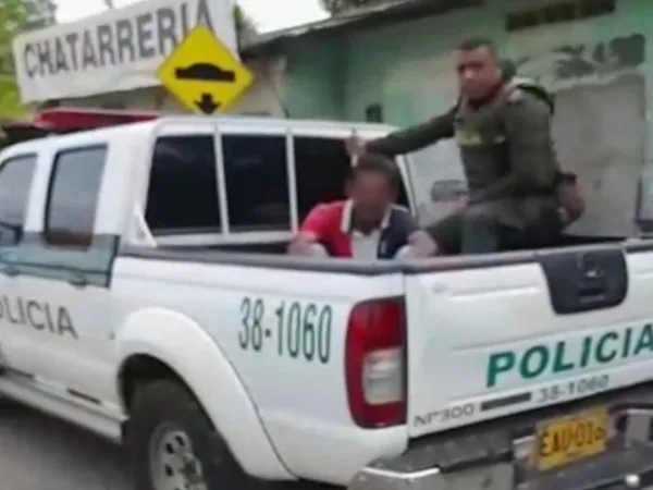 Borracho estaba intentando abusar de otro en plena calle, víctima gritaba pero la comunidad solo grababa