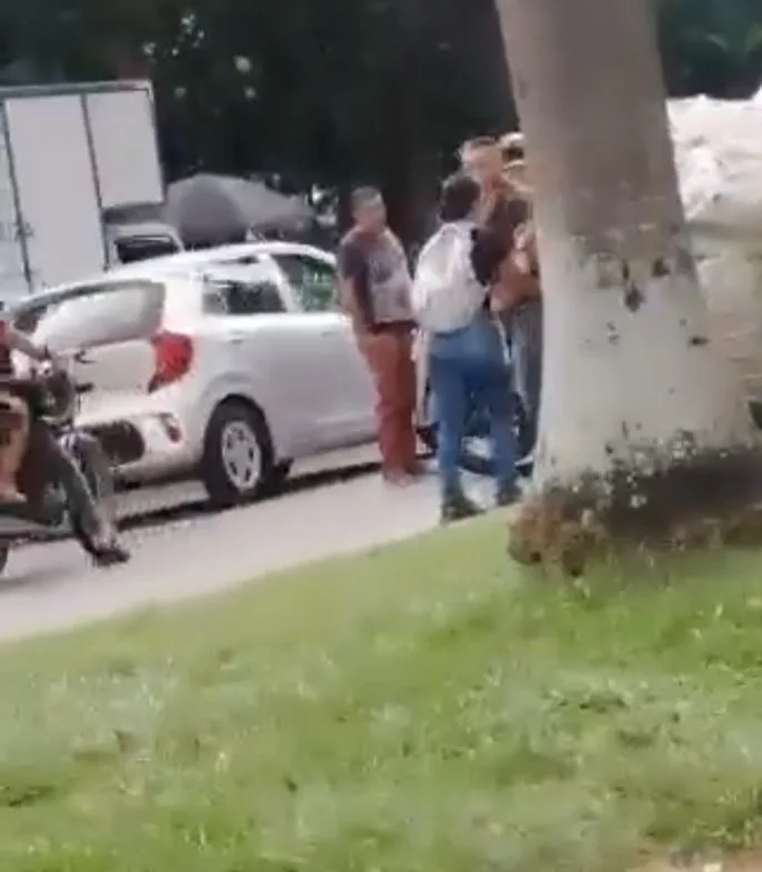 hombre golpeado en la calle en Cali infidelidad