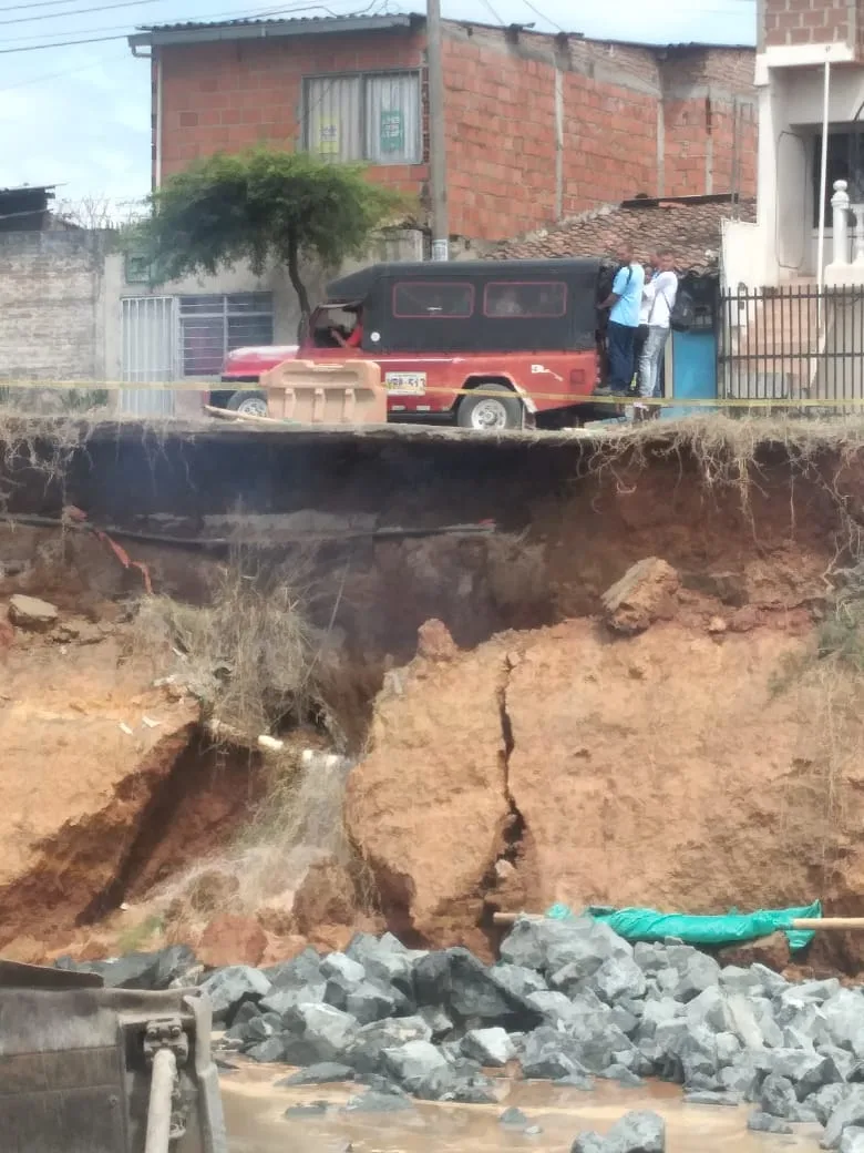 Daño de tubo de agua en Juanchito, ha generado fuertes trancones