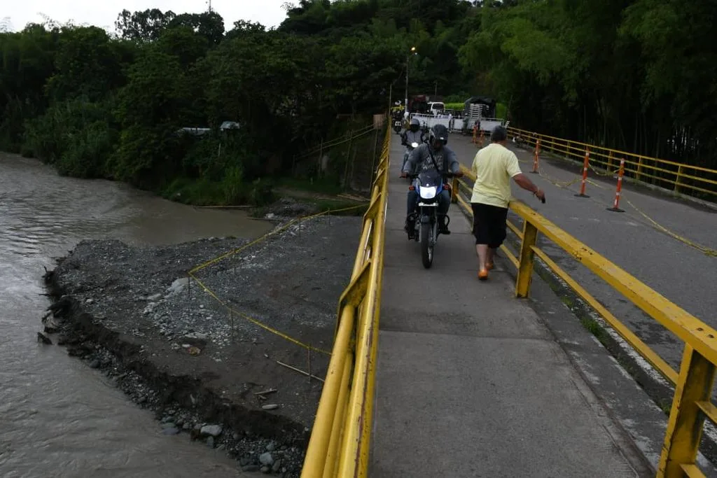 Puente del río Barragán entre Valle del Cauca y Quindío sería habilitado en 4 con "un paso provisional de vehículos"