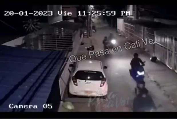De la rabia, los ladrones le agarraron el carro a patadas pero no pudieron robar en Cali