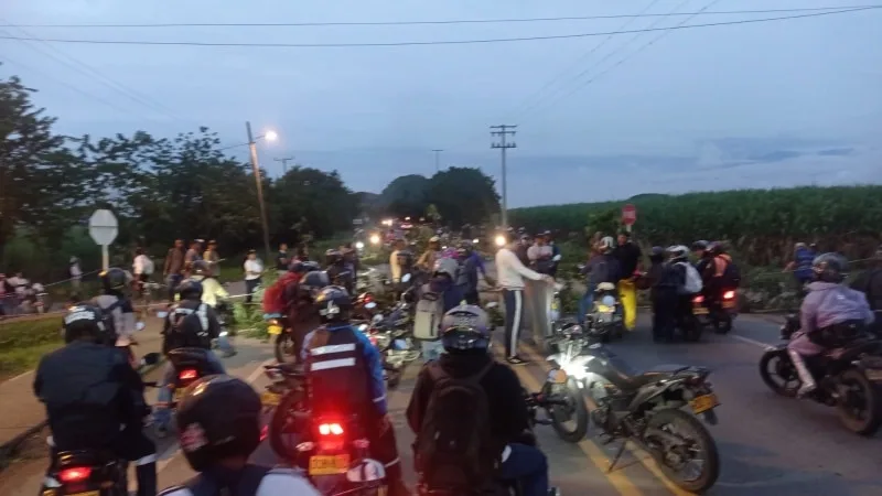 Manifestantes bloquean la vía Cali-Rozo.
