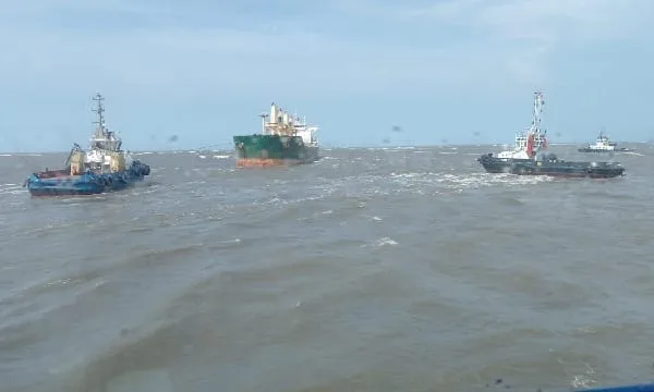 Cinco remolcadores fueron necesarios para liberar la embarcación con bandera de Chipre que encalló en Bocas de Ceniza