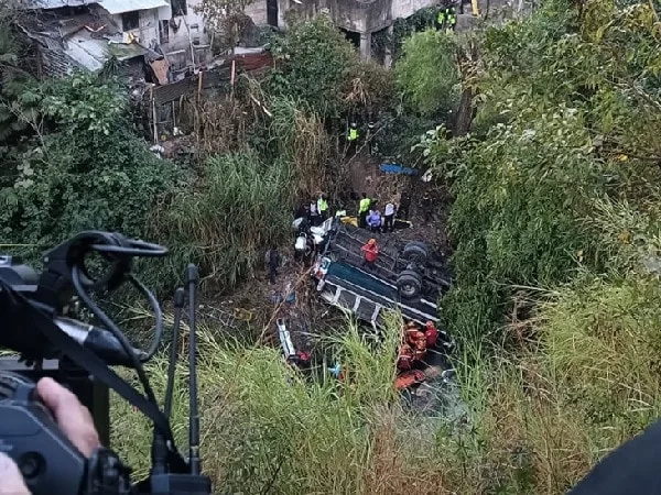Bus que cayó a un abismo en Guatemala.