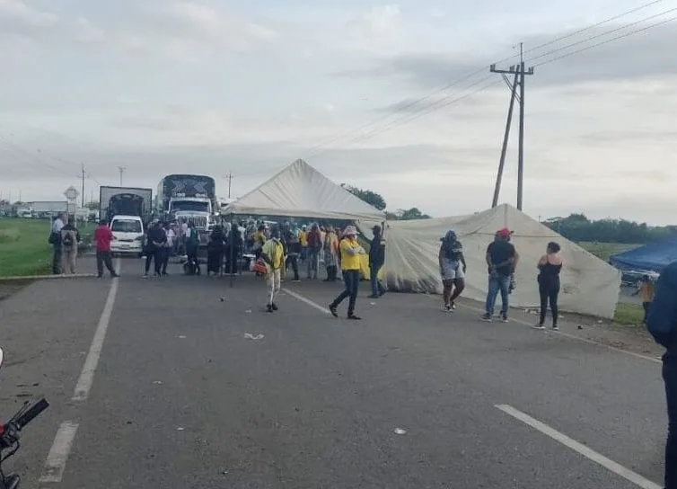 Empresarios rechazan bloqueos en la vía Panamericana, ponen en vilo la economía de Nariño