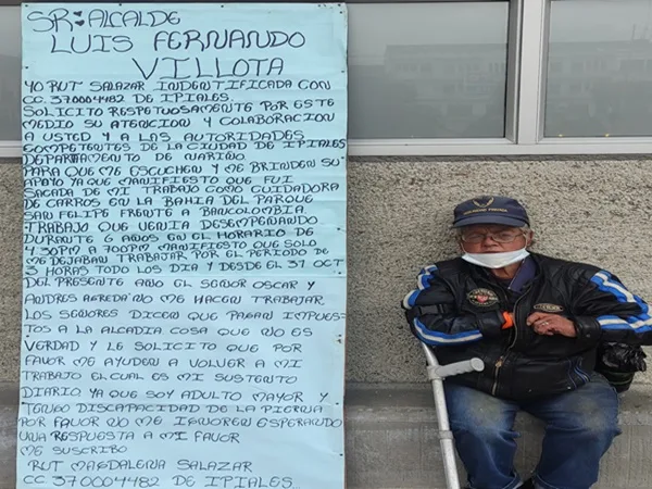 Con un cartel en mano, Ruth le pidió al alcalde de Ipiales que le devuelva su espacio de trabajo