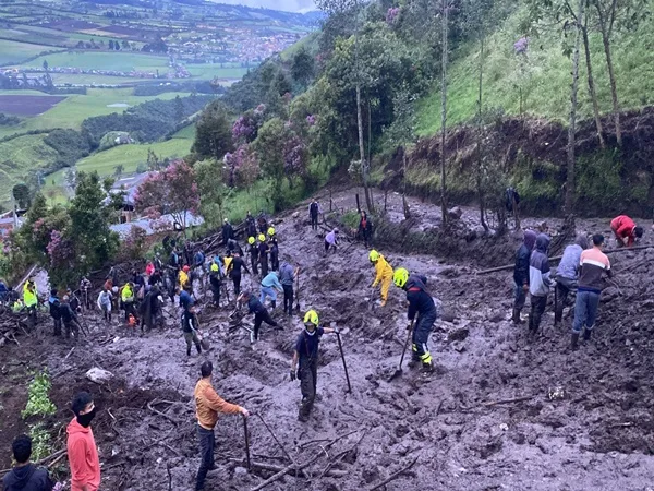 En medio de la angustiosa búsqueda, organismos de socorro lograron ubicar el cuerpo de Sonia, quien fue sepultada por la avalancha en Catambuco.