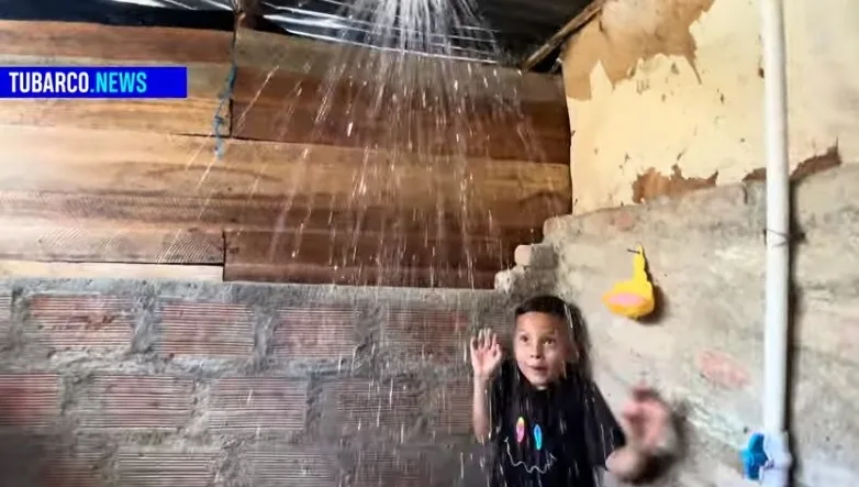 'El peque' más feliz, su madre le inventó una ducha con un bombillo, en Loboguerrero