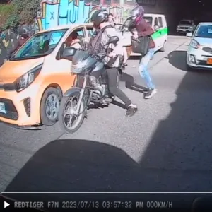 En Bogotá: Bajaron a la ocupante del taxi y "le quitaron todo"