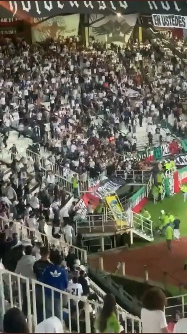 Más de 29 heridos y patrullas dañadas: hinchas causaron desmanes en Palogrande y calles de Manizales