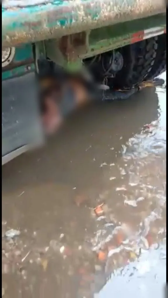El hombre fue arrastrado por el arroyo y terminó debajo de una volqueta, no pudo salir, en Barranquilla