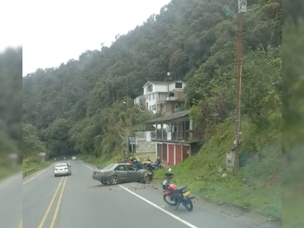 Los dos fuertes accidentes que se presentaron este viernes en la vía a Buenaventura, hubo un fallecido y varios heridos