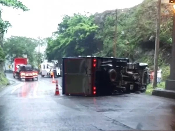 Otro accidente en vías del Valle: Camión se volcó y conductor falleció