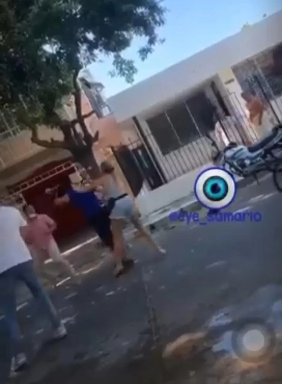 perro excremento en Santa Marta pelea