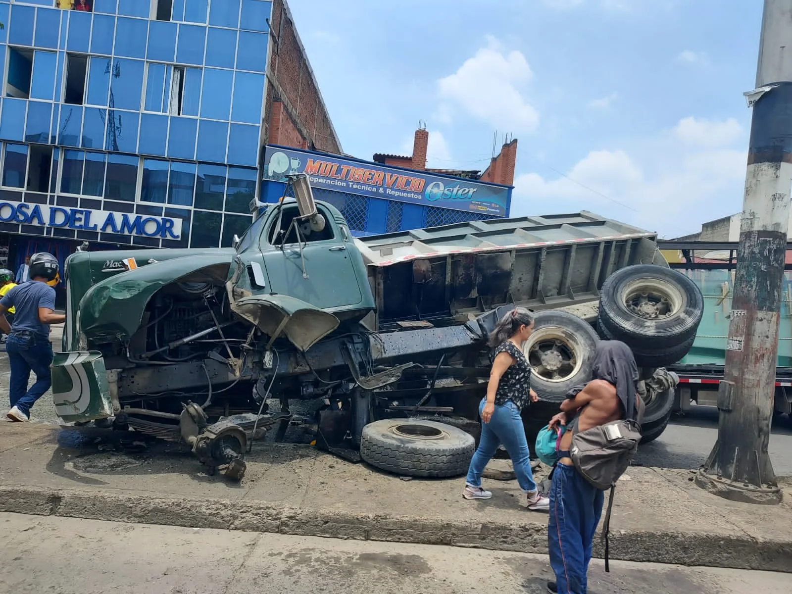Volqueta cargada de arena y grava se volcó, chocó otras dos camionetas en el centro de Cali
