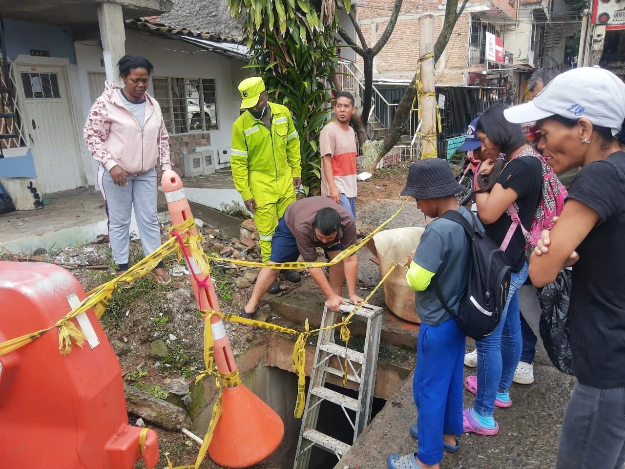 dejaron mal tapados los huecos en la ladera en Carli Mario Correa Rengifo