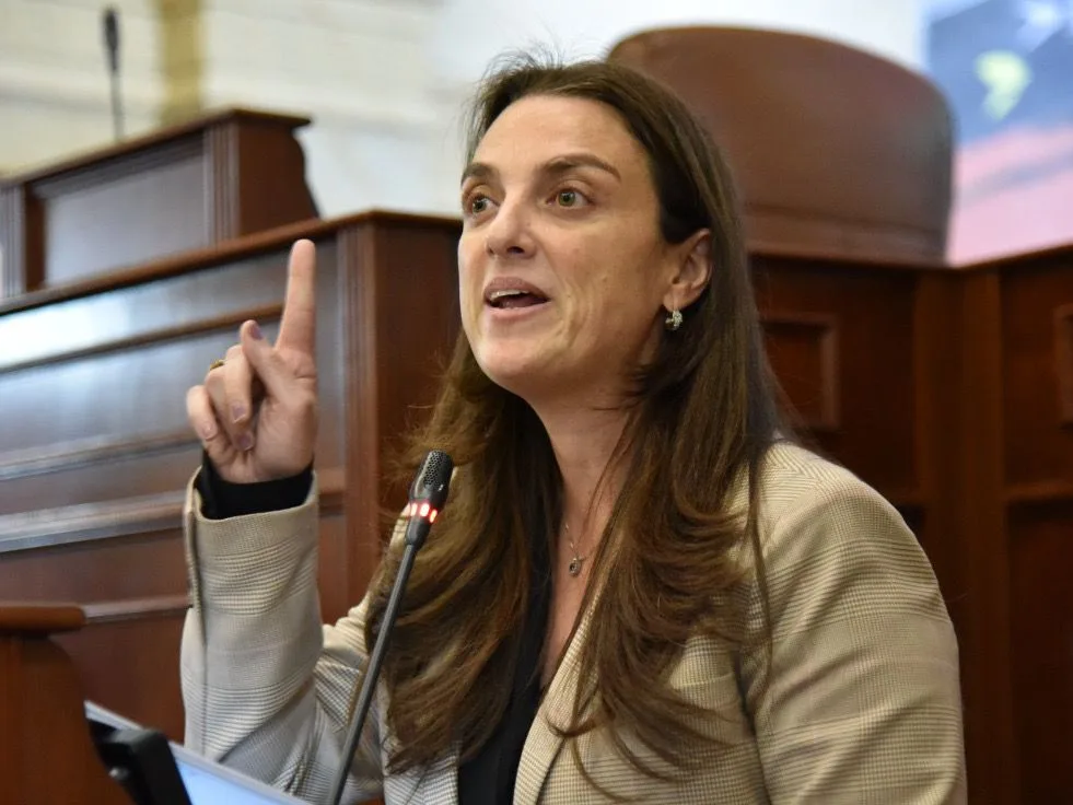 Peleas, gritos y hasta pedido de licor en medio de la moción de censura a la MinTIC, Karen Abudinen