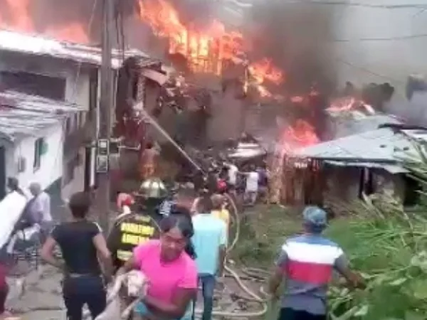 La gente "quedó con lo que tenía puesto": Voraz incendio en Armenia dejó al menos 30 familias damnificadas