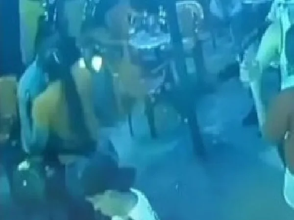 Mujer murió tras desplomarse cuando bailaba.