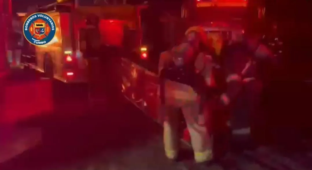 En Yumbo otra fábrica resultó incinerada, más de 5 horas duró el control del incendio
