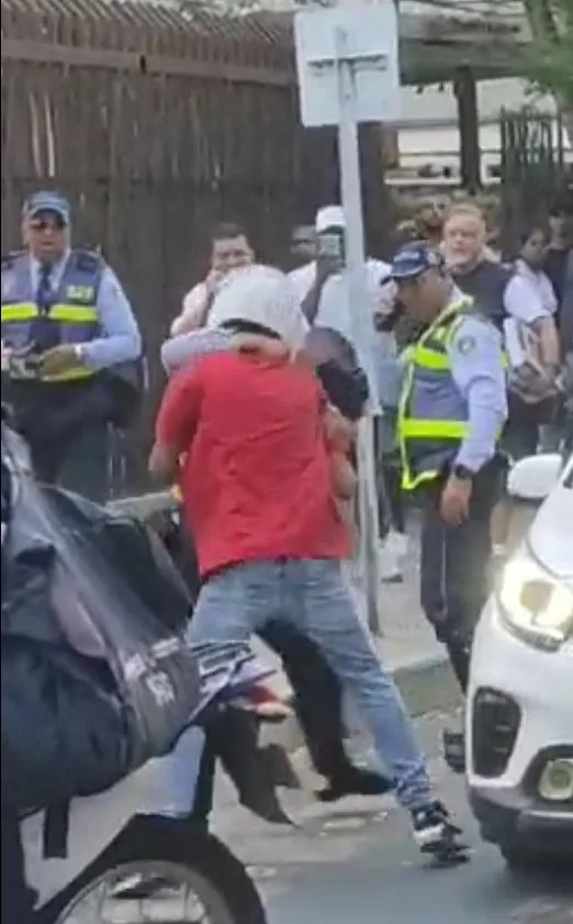 "El arma era del motorizado": agentes de movilidad terminaron en pelea en el sur de Cali