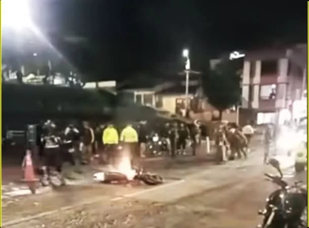 Los hechos se presentaron en medio de un puesto de control en el suroriente de la ciudad, en medio de la inmovilización, prefirió quemar la moto.