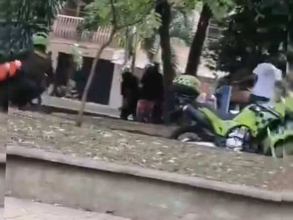 Jóvenes en el barrio Municipal de Cali se enfrentaron a la policía.