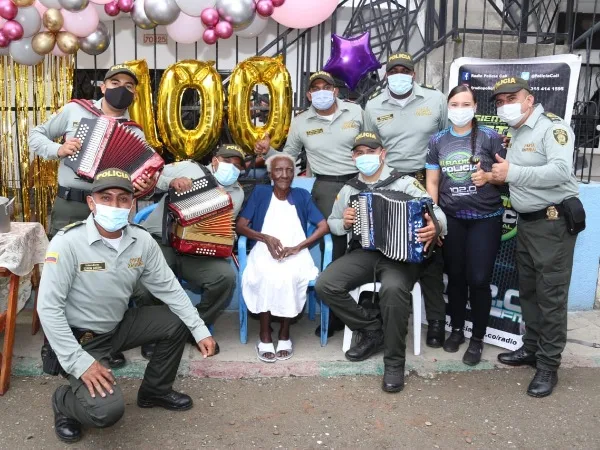 A Doña 'Chili' le celebraron sus 100 años en el barrio Alfonso López