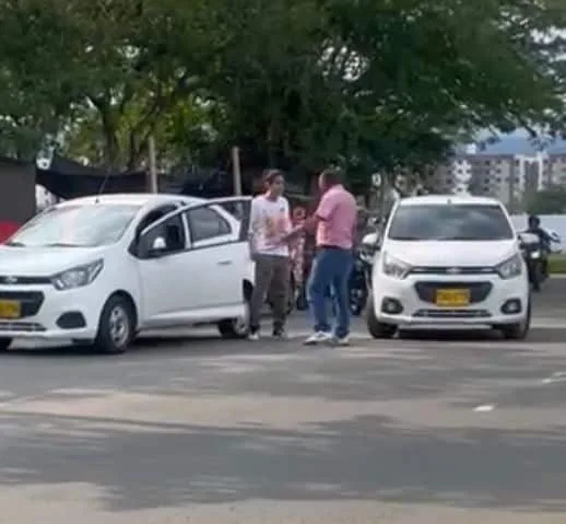 Discutieron por un choque, el joven casi mata al otro conductor y huyó del lugar: en el sur de Cali