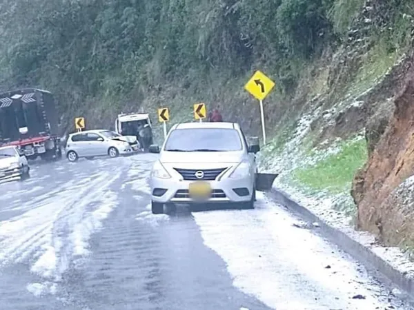 "La vía parecía jabón": conductores sufrieron emergencia por granizada y deslizamiento
