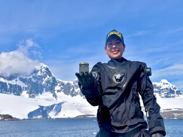 La Suboficial Segundo Daisy Gabriela Gómez es una de las dos primeras mujeres buzo de la Armada de Colombia en llegar a la Antártica o continente blanco