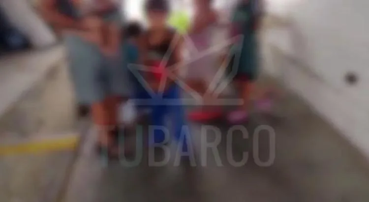 Malambo, niños en estación de gasolina